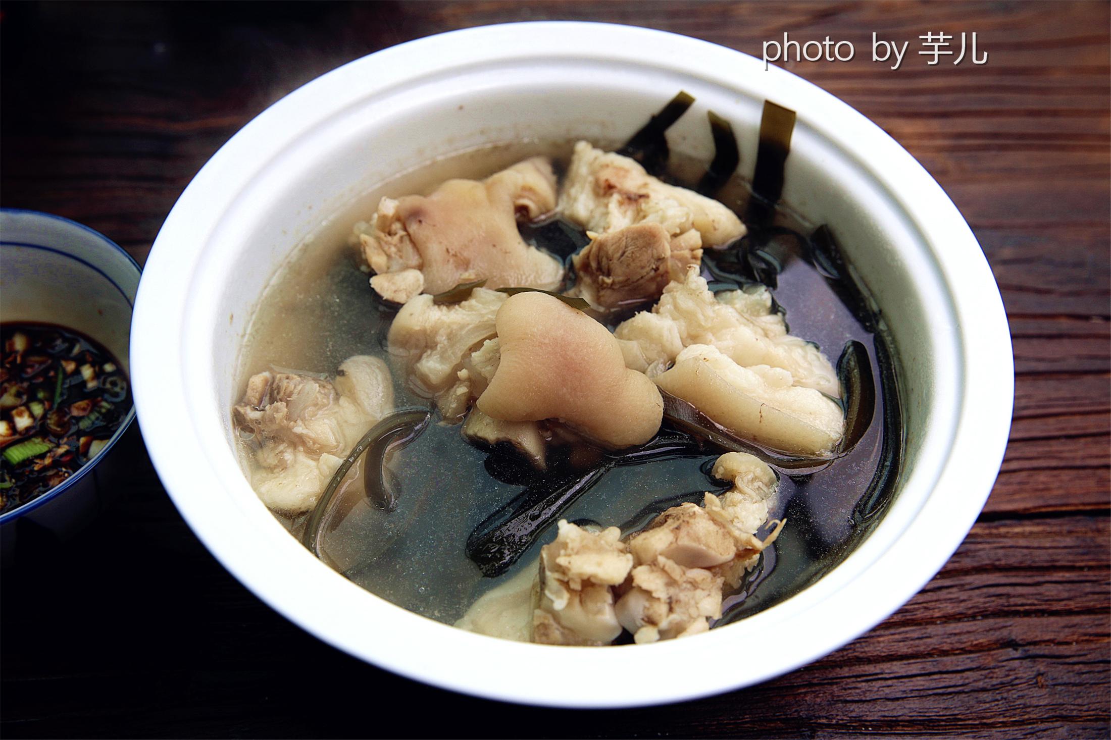 【海带猪蹄汤】海带猪蹄汤是一种非常健康的美食,特别是猪脚,它其实