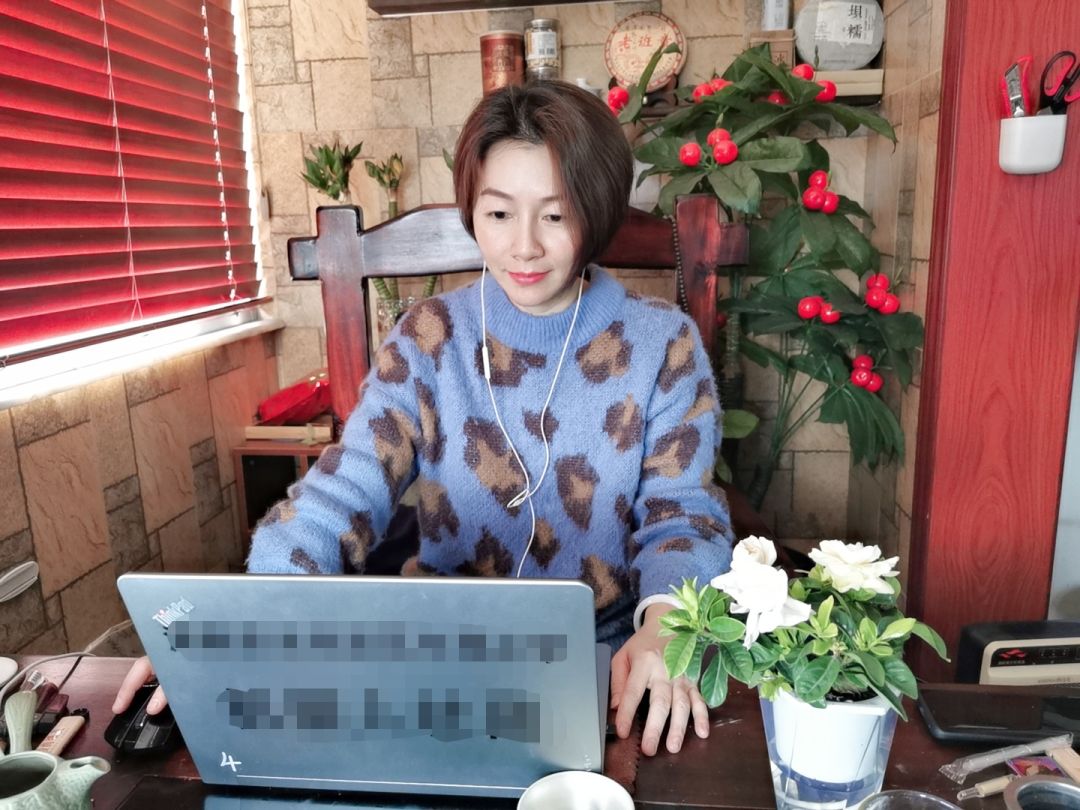 低年级段的孩子生性活泼好动,针对这一学情特点,廖雪芳老师出镜录制