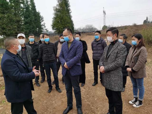 2月21日下午,市人大常委会副主任,平坝区委书记芦忠于到十字乡调研坝