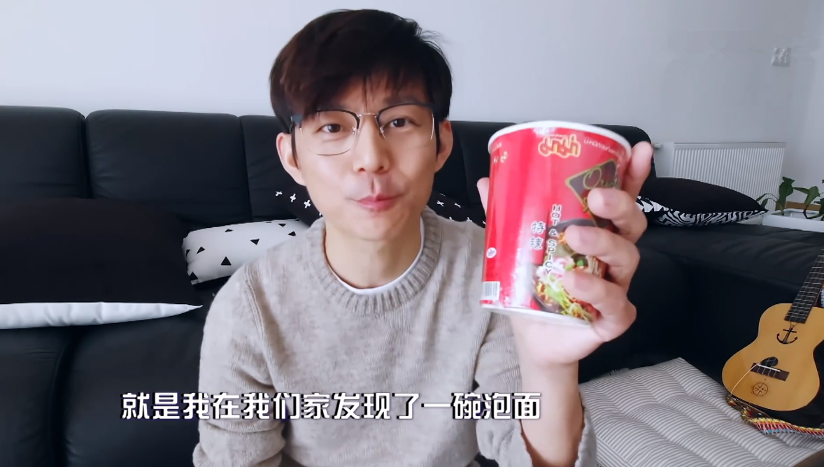 何炅误以为泡面过期20年,还要当古董珍藏,网友:没过期,可以吃