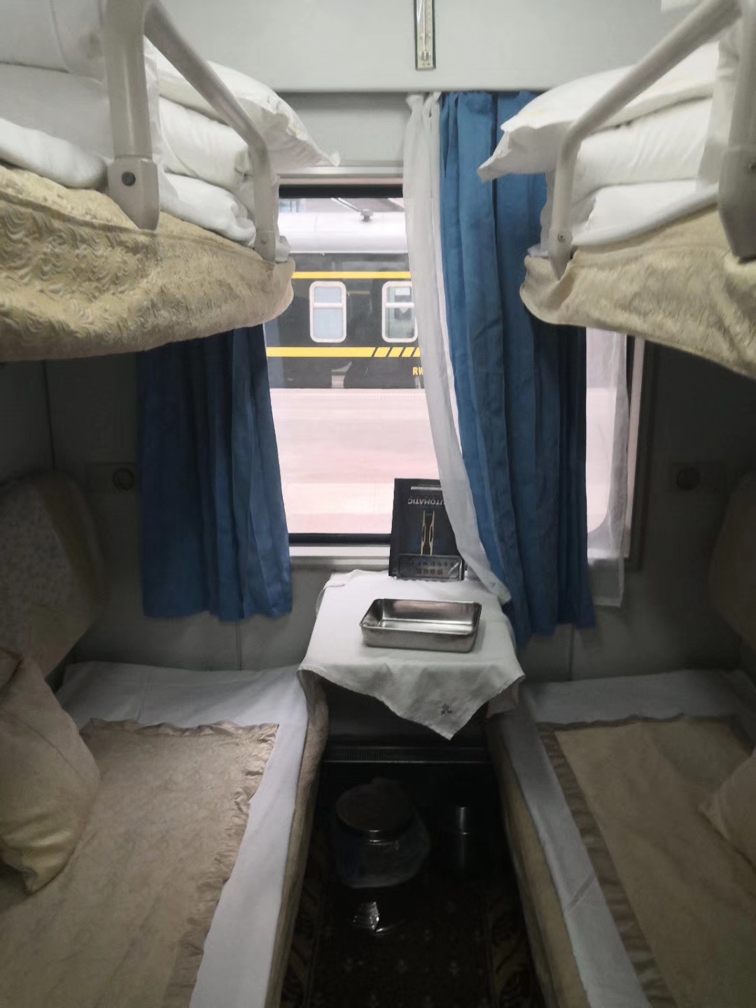 最终在前年八月选择了k111踏上了从上海到凯里的旅程,一天一夜多点的