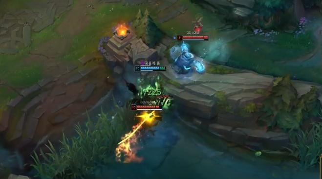 命中酒桶,宝石开出大招,双方大打出手,凯南的天雷进场但是伤害不够,女