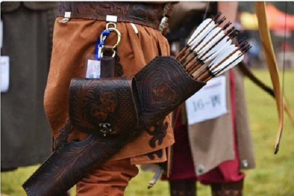 春秋战国时代,做了将军的父亲带着还是士兵的儿子出征打仗.