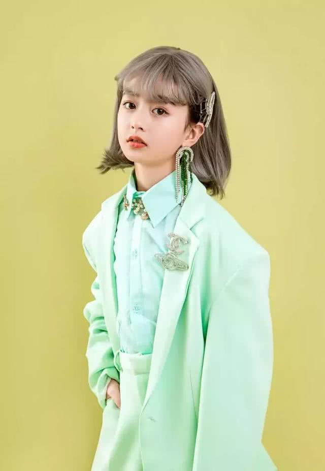 可爱善良的裴佳欣穿着可爱剪裁简单的童装就非常好看