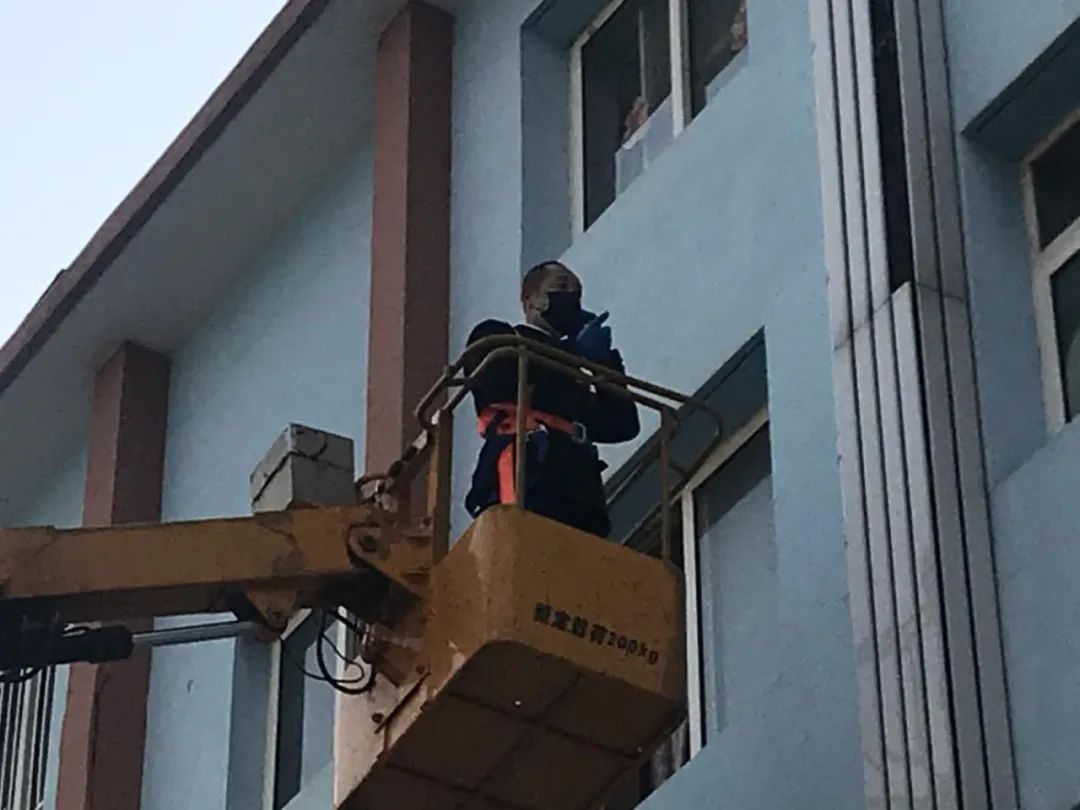 这户在家躲猫猫徐水物探大院社区调用升降车破解谜团