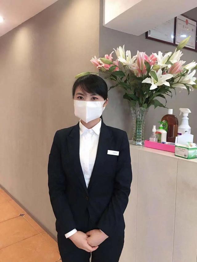 酒店员工"全副武装"酒店为常住客人准备的饭菜图源:如家酒店武汉付