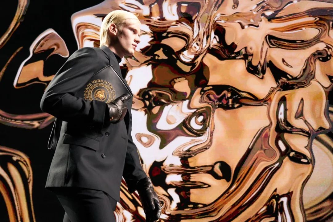 范思哲versace2020秋冬:一向是性感诱人,自信的象征,这个系列亦延续