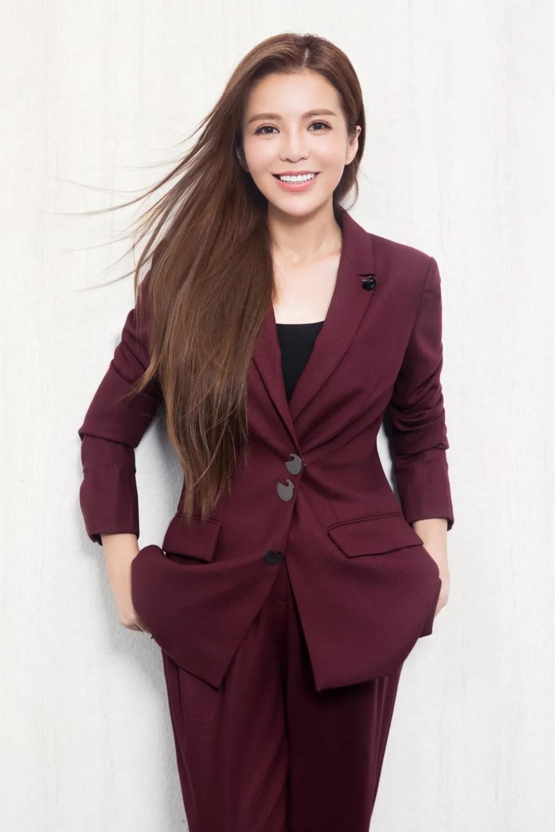 在她眼中,那个被大家所熟知,靠外景主持"安身立命"的朱迅是真实的