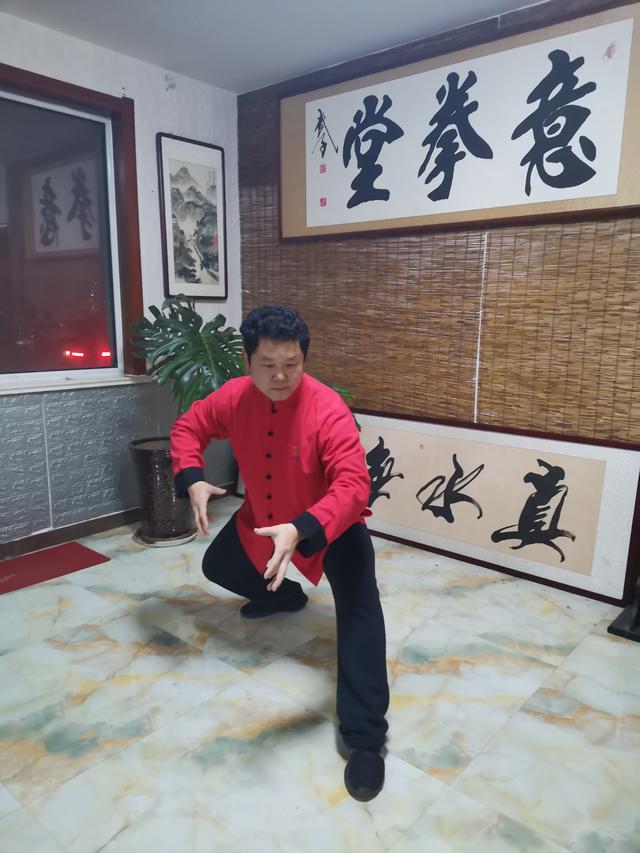 意拳伏虎桩和降龙桩的具体练习方法