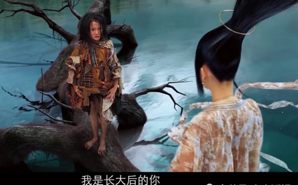 节目组制作的宣传片非常有意思,让关晓彤打扮成电影《无极》中满神的