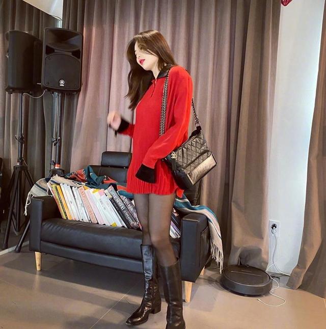 原创泫雅穿红色超短裙配黑丝袜性感长腿超吸睛果然好身材就是任性