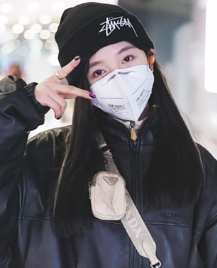 原创吴宣仪正式复工戴n95口罩现身机场遭粉丝吐槽手机声音开太
