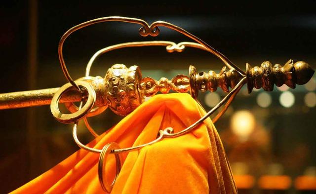 还有迎真身单轮十二环纯金锡杖,鎏金六环铜锡杖两件