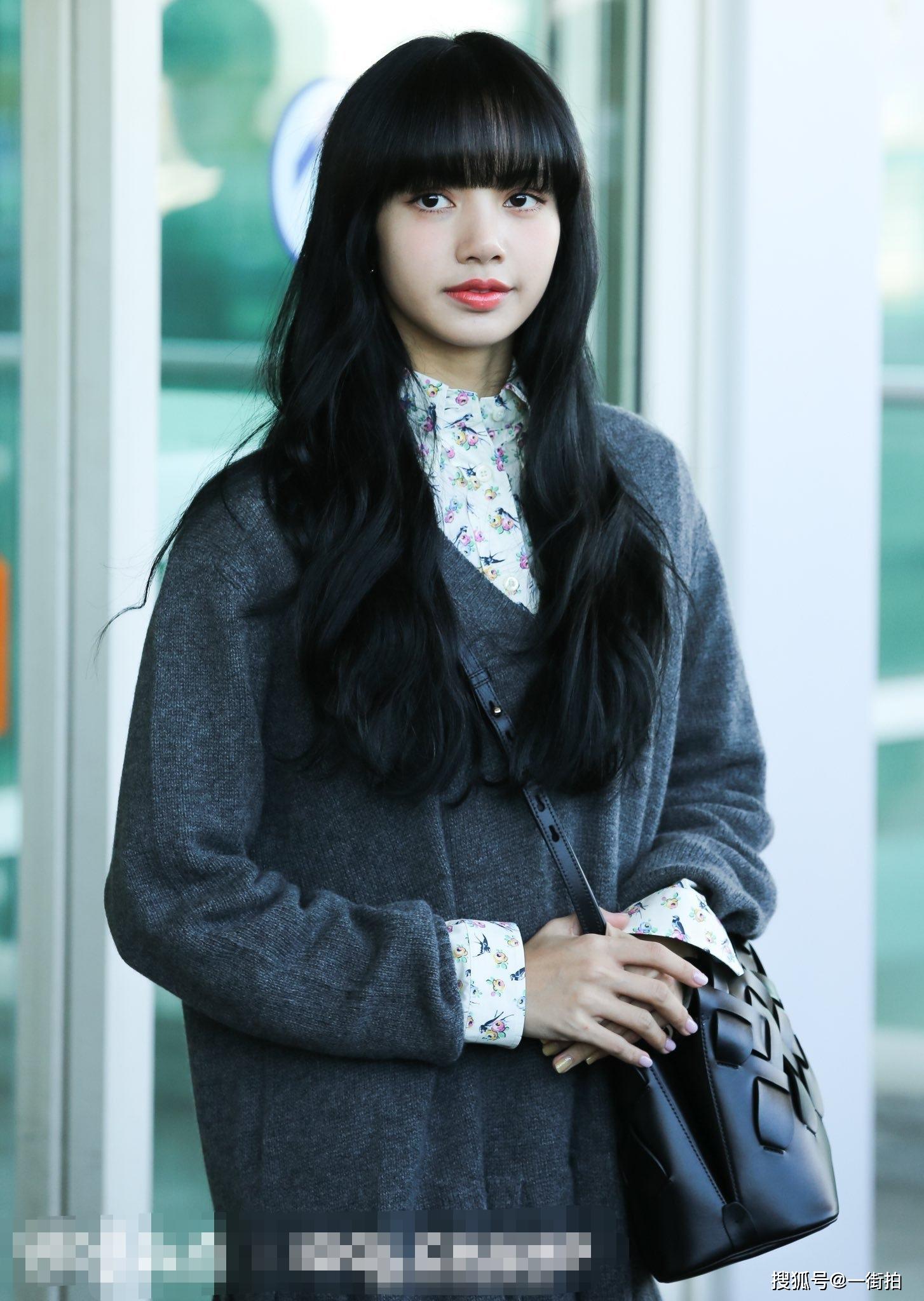 原创lisa现身机场,又换新造型,学院风连衣裙秀美腿,黑长卷发太清纯