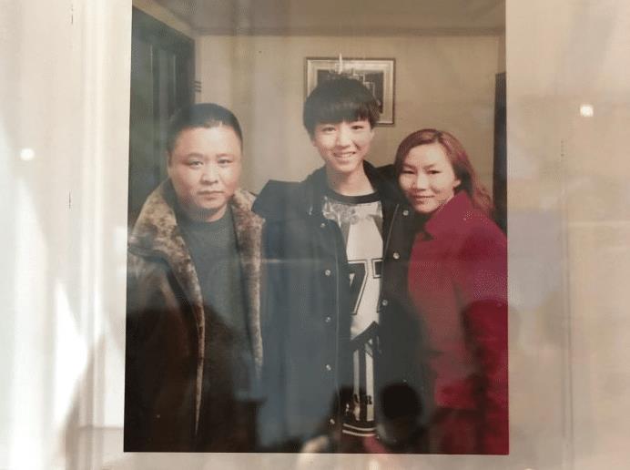 这不最近王俊凯的爸爸妈妈,就开了一家奶茶店,作为明星儿子的王俊凯