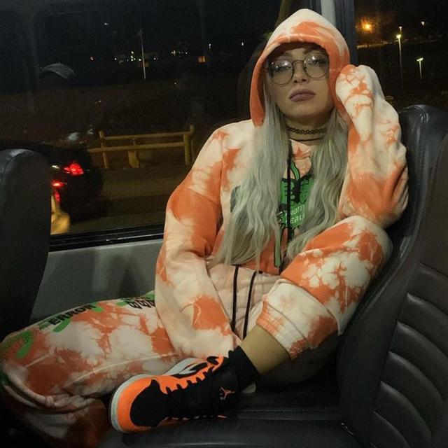 一席黑裙更显布瑞·贝拉的苗条身材曼迪·罗斯穿什么都挡不住她汹涌