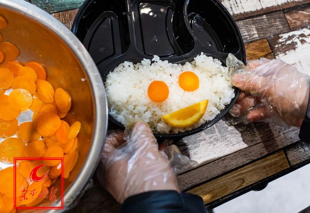 送饭也送爱这些人为医护人员暖心暖胃