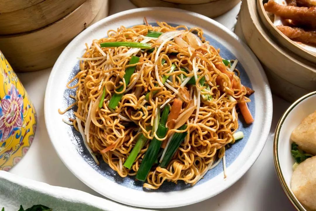 我好想好想吃炒面啊 爽滑的面条根根裹上酱汁 荤素搭配,香气满满