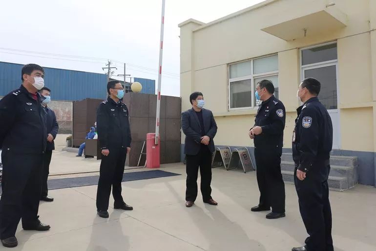 疫情防控陈芝雷同志认真听取看守所驻勤模式,疫情防控