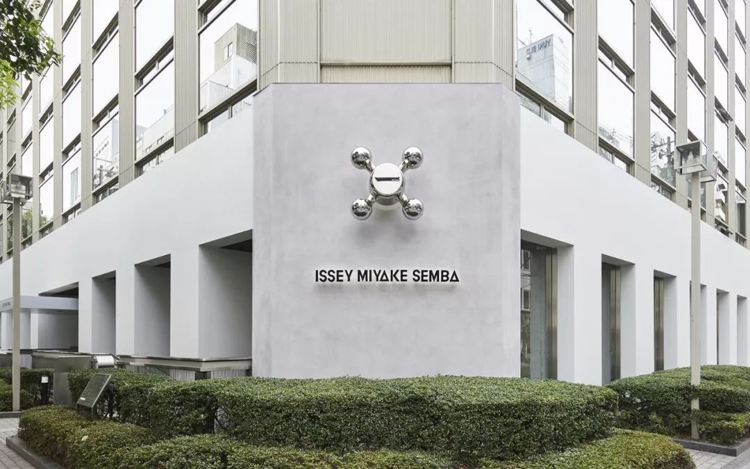 issey miyake semba以其所在地位于南千叶市区命名室内地板被完全剥离