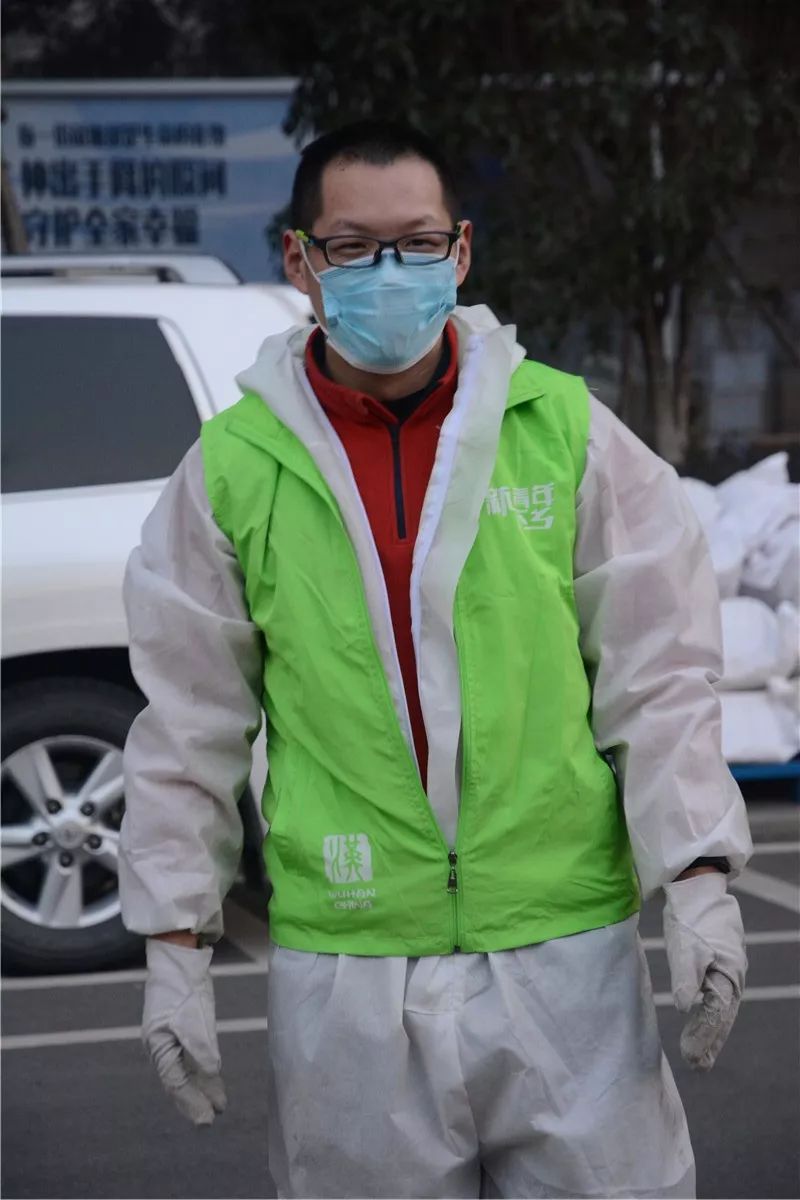 车都志愿者不简单会开叉车能抗大米