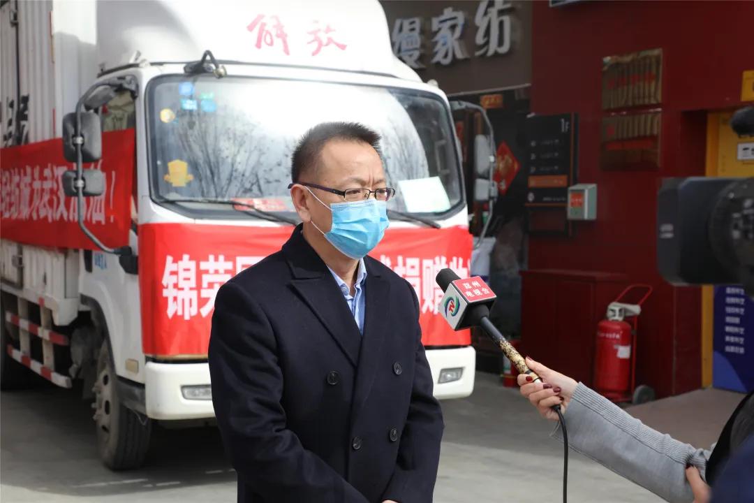 在捐赠现场,锦荣国际轻纺城总经理李广接受了郑州电视台的采访.