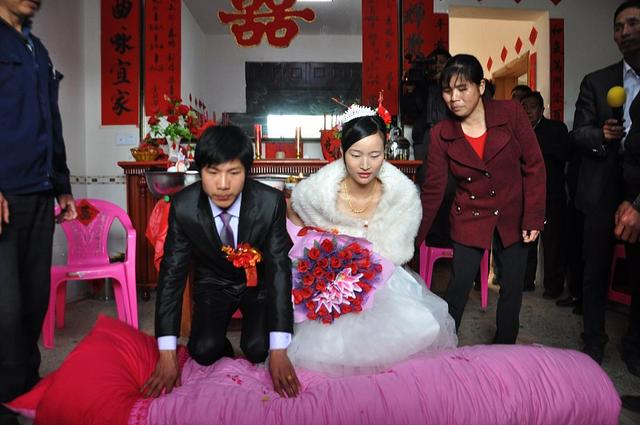 农村老人花光积蓄,给儿子买房买车,为何还是找不到儿媳妇?