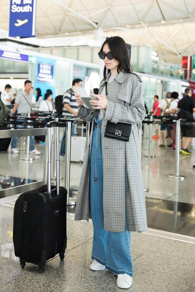 梁洛施气质绝了,172身高轻松驾驭"拖把裤",纸片身材实在高级