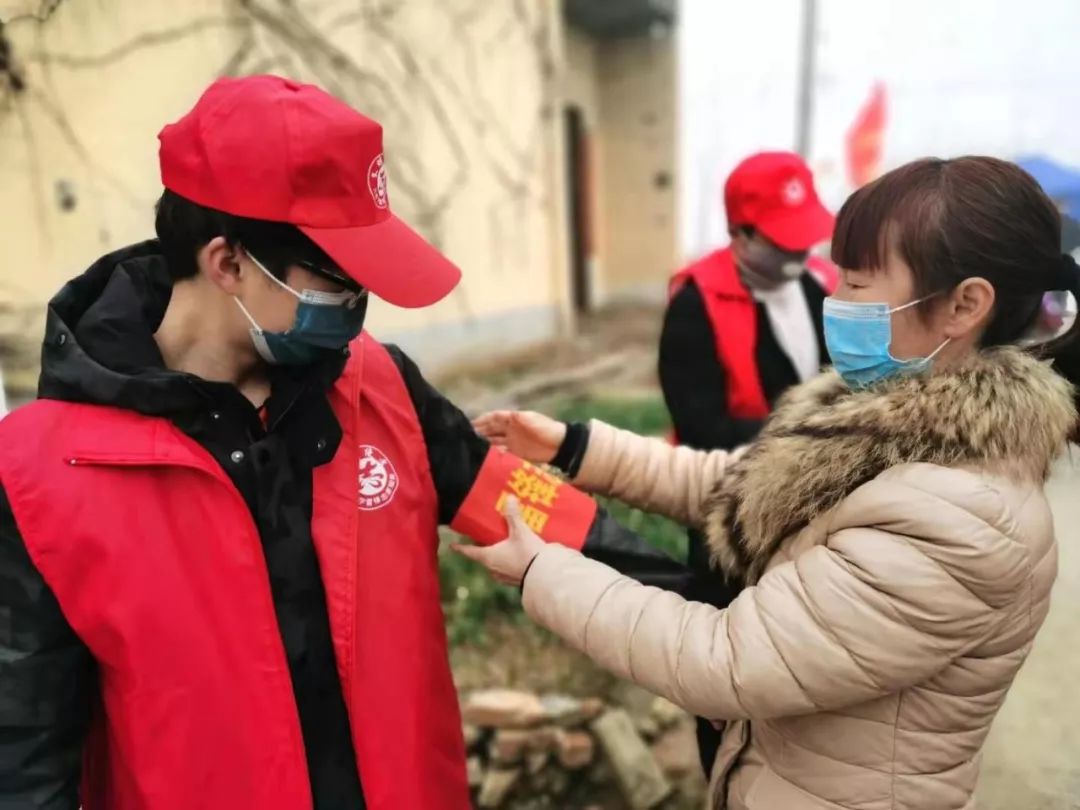 对人民负责为人民站岗志愿者疫情防控中的温暖身影