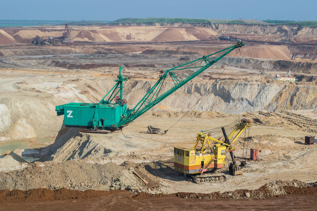二是矿床模式的研究要从矿床的角度走向矿集区,从单个的矿床成矿模式