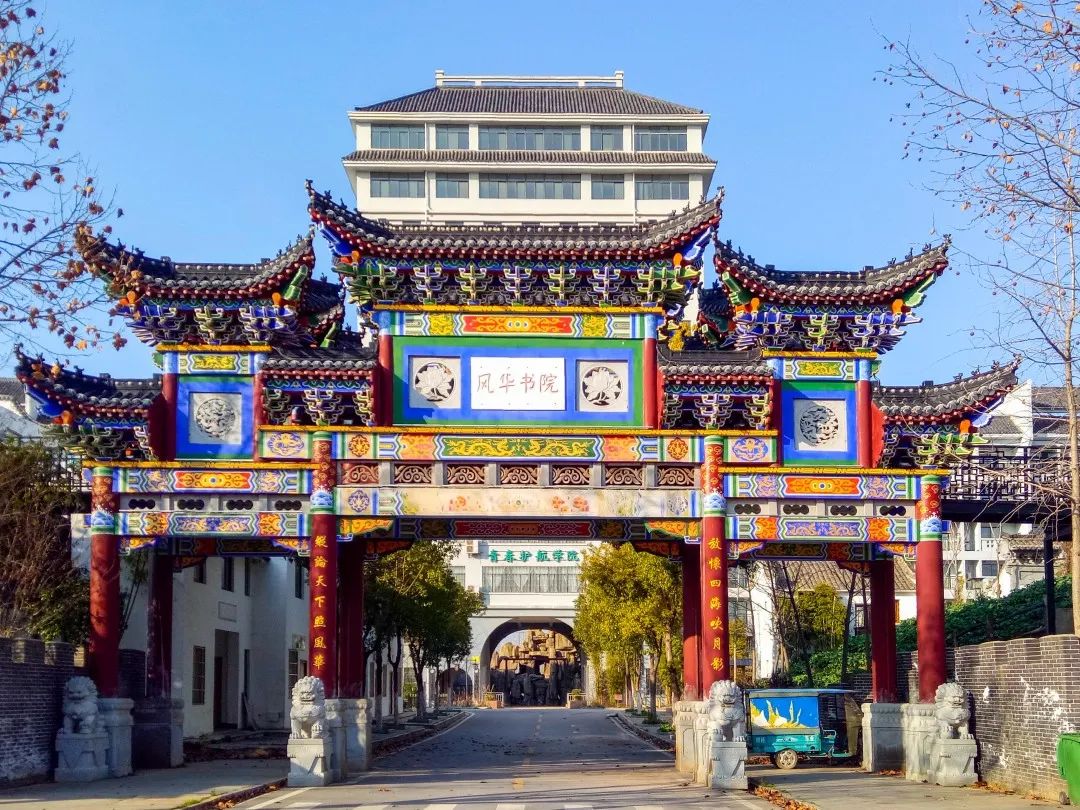 校园初春二月花朝春满生院