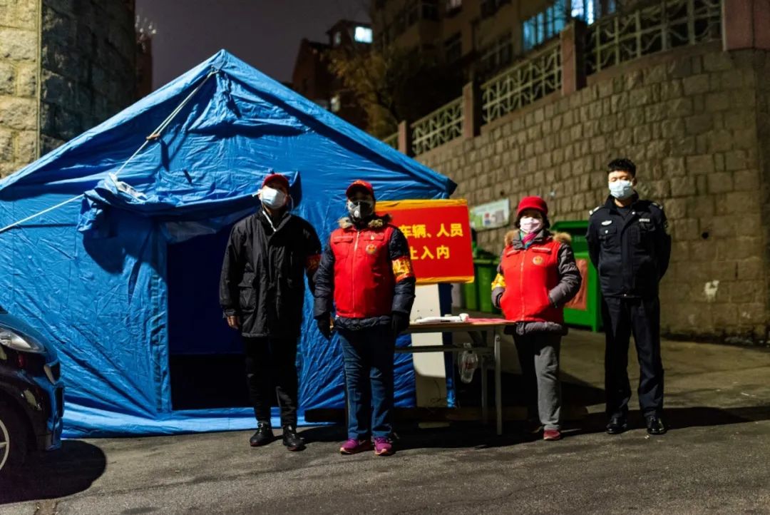 直击抗疫一线社区守夜人