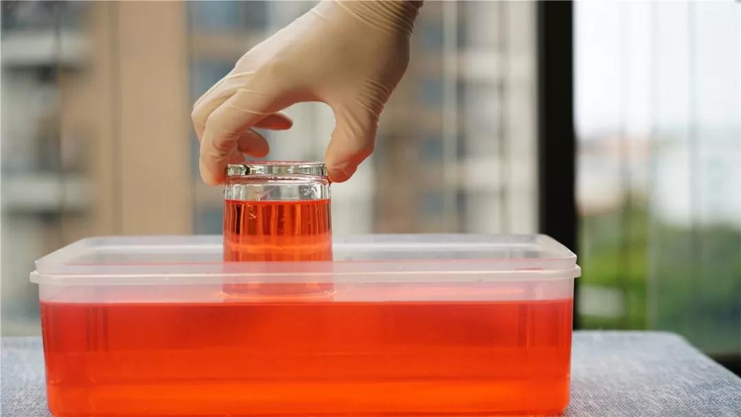 魔力科学小实验只需一个小操作杯口朝下水也流不出