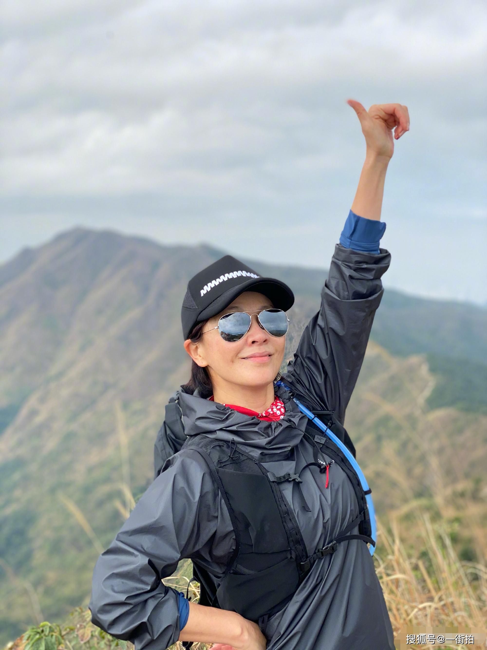 原创刘嘉玲与好友一同登山穿紧身裤秀美腿54岁比例不输超模