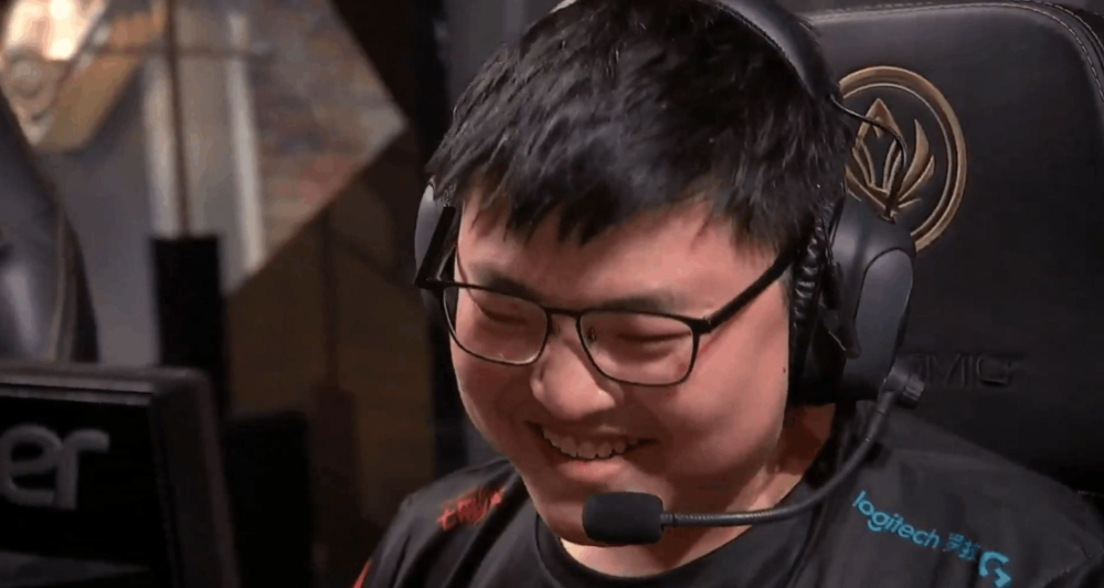 uzi直播心态爆炸情绪失控怒喷观众事后发微博道歉