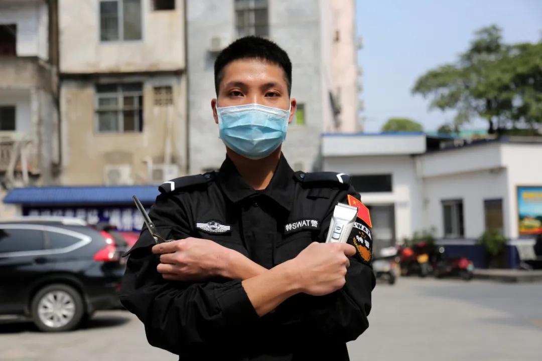 原創警服和剪刀的完美轉換他是廣西瑤山警營裡的託尼老師