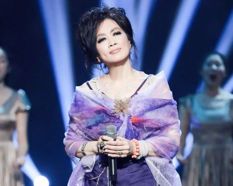 因此被称为"乡村田园歌谣始祖",也被誉为台湾的约翰丹佛