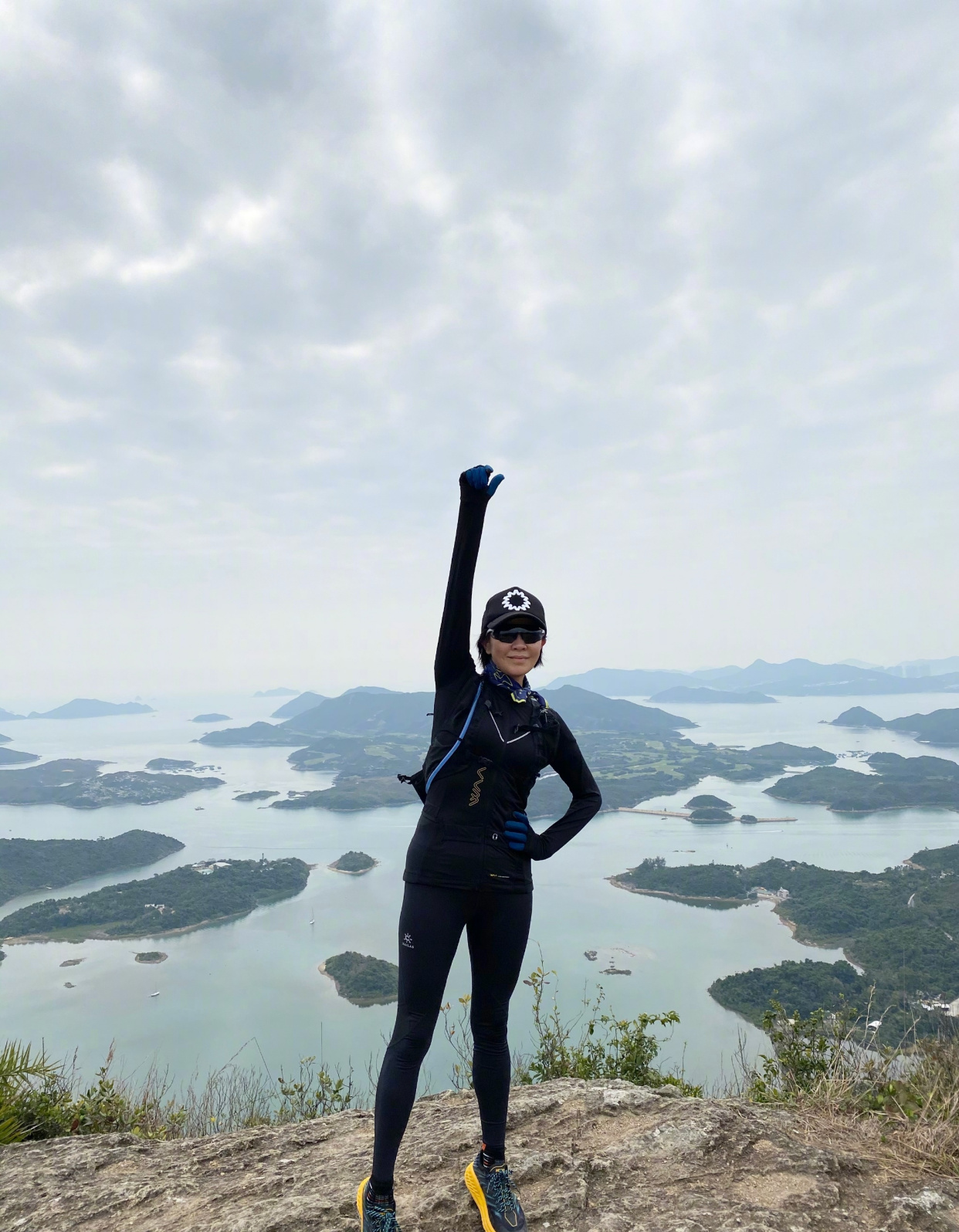 原创54岁刘嘉玲爬山好精神运动装被穿成紧身衣蜂腰翘臀好吸睛