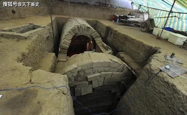 江苏出土1男34女合葬墓,挖出一文物暖哭专家:这狗粮撒得不一般_刘非