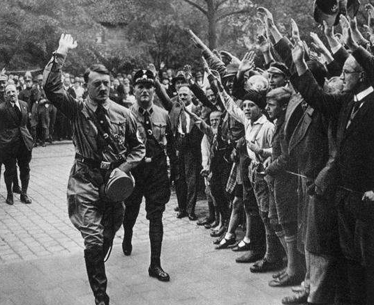 希特勒用了什么方法,让一战后的德国,从经济崩溃变成了世界强国