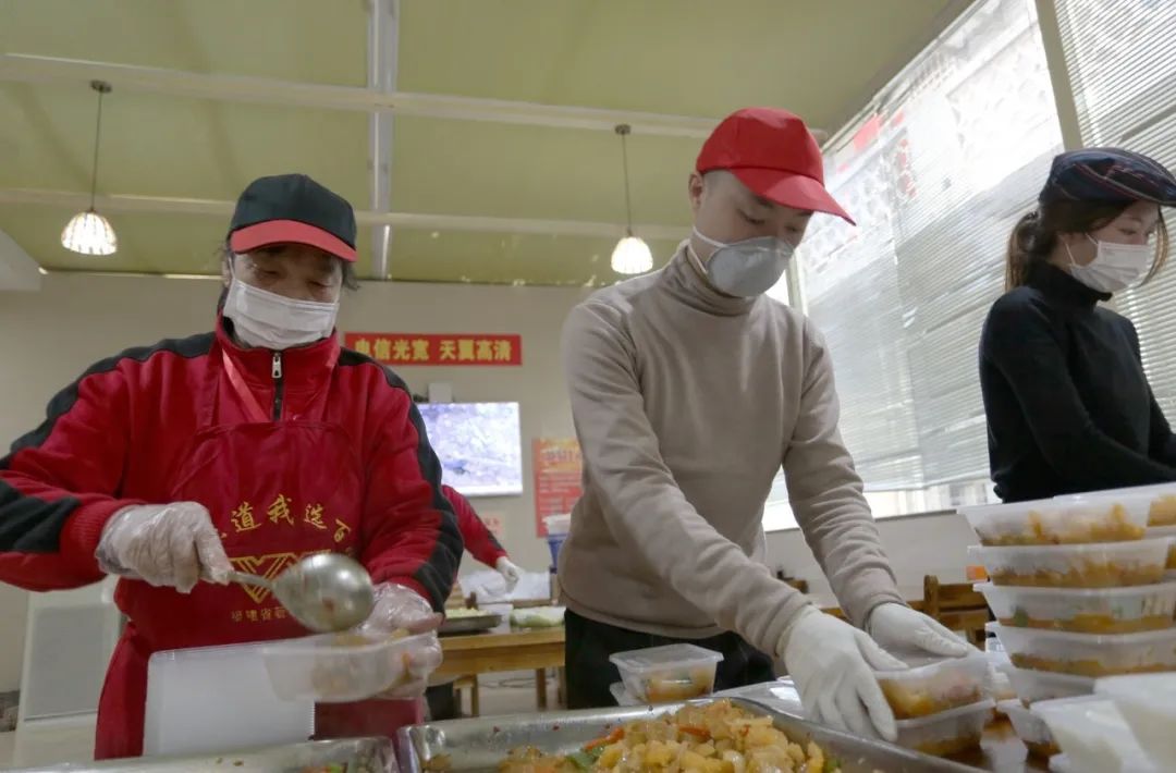 暖胃更暖心机关食堂为防疫一线工作者送餐上门