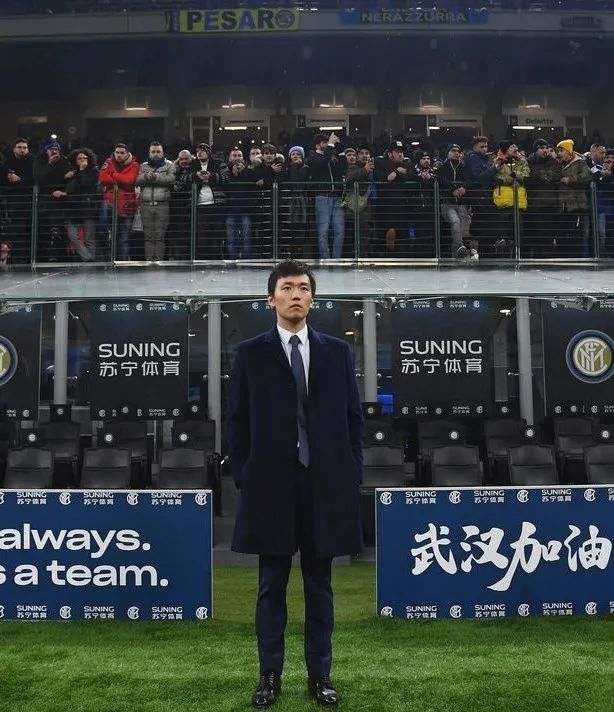 苏宁太子张康阳亮相时装周身穿1万5千多的夹克造型很抢眼