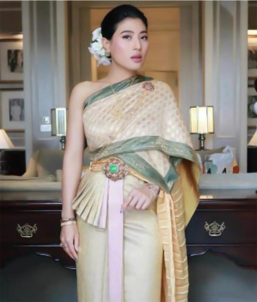 只有思蕊梵公主,母亲余娃希达很早就被玛哈赶出王室,接回来也是只身