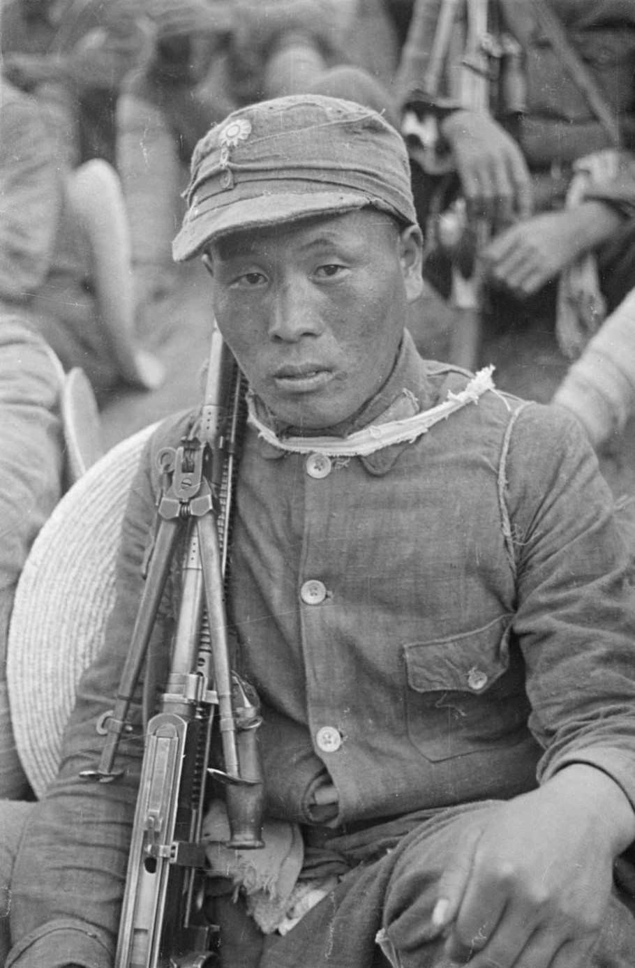 图5再看这位老八路,也是一名机枪手,除了机枪再无其他装备!就连一顶