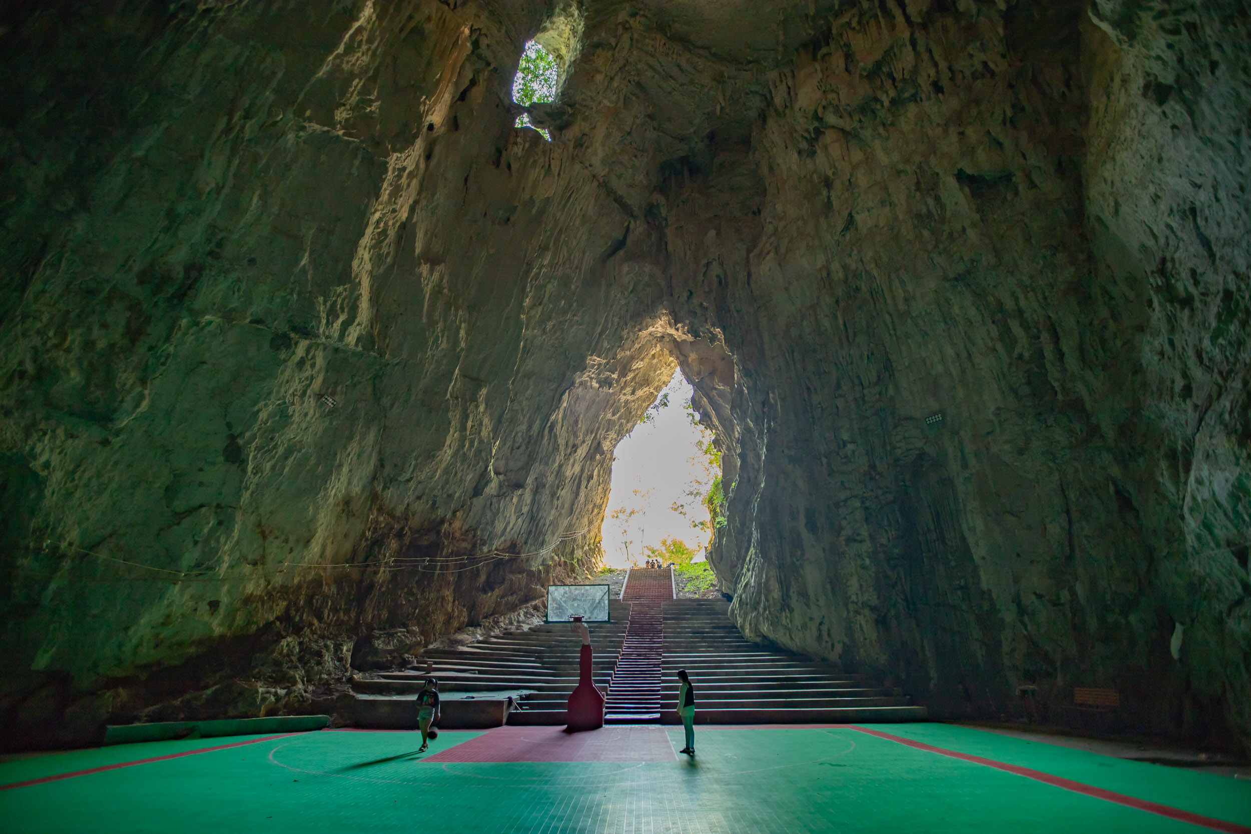 贵州村民为节约资源,自筹24万元,在山洞修篮球场