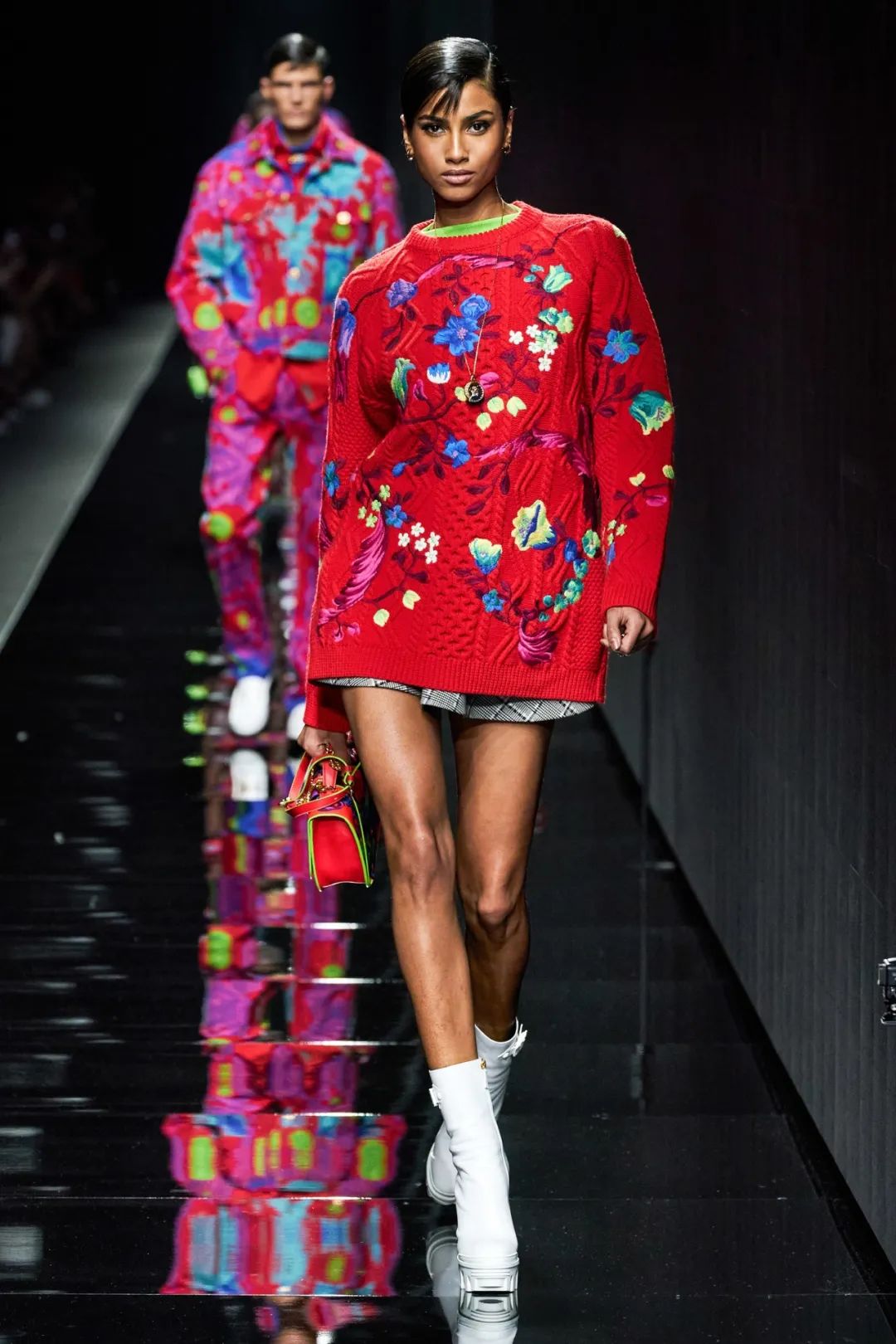 范思哲versace2020秋冬一向是性感诱人自信的象征这个系列亦延续这种