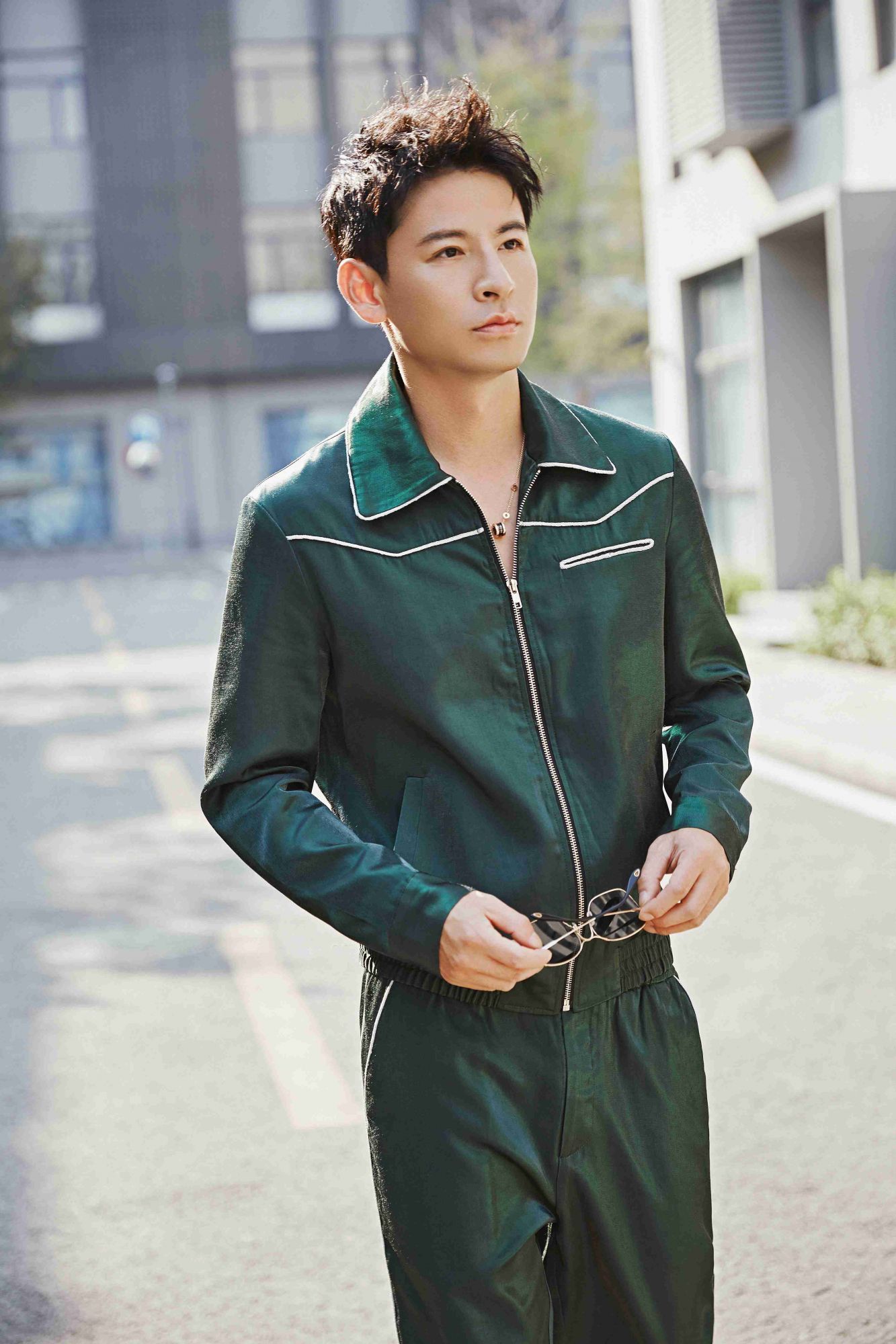 钱泳辰春日写真曝光 墨绿运动装个性十足