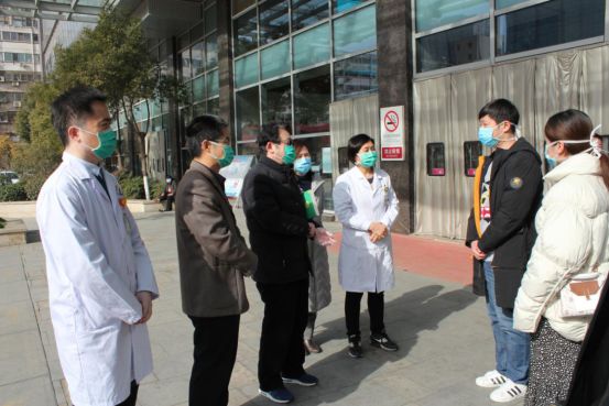 洛阳市中心医院党委书记李亚伟与张喆及其家属进行了亲切的交谈,并