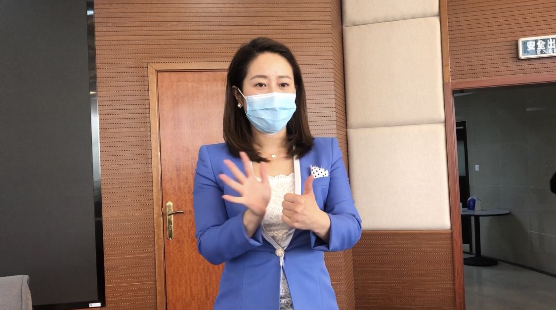 疫情防控新闻发布会为啥多了一个主持人这位美女姐姐原来是