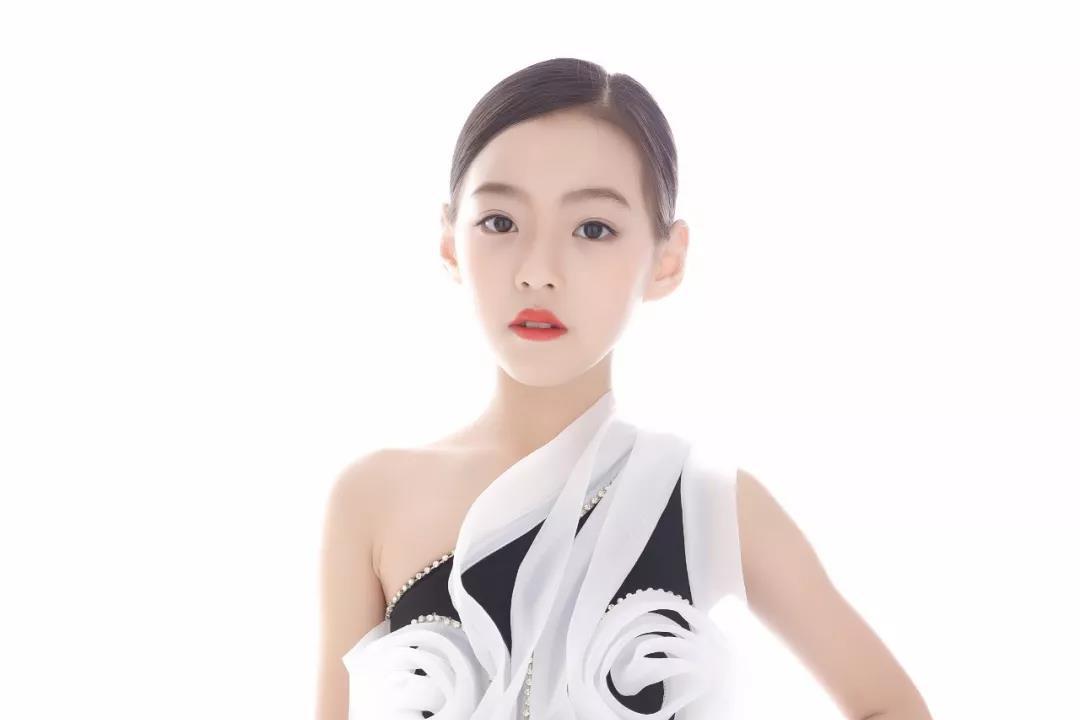 hs女团队长万子晴受邀录制《超级演说家》 与华少同台合作